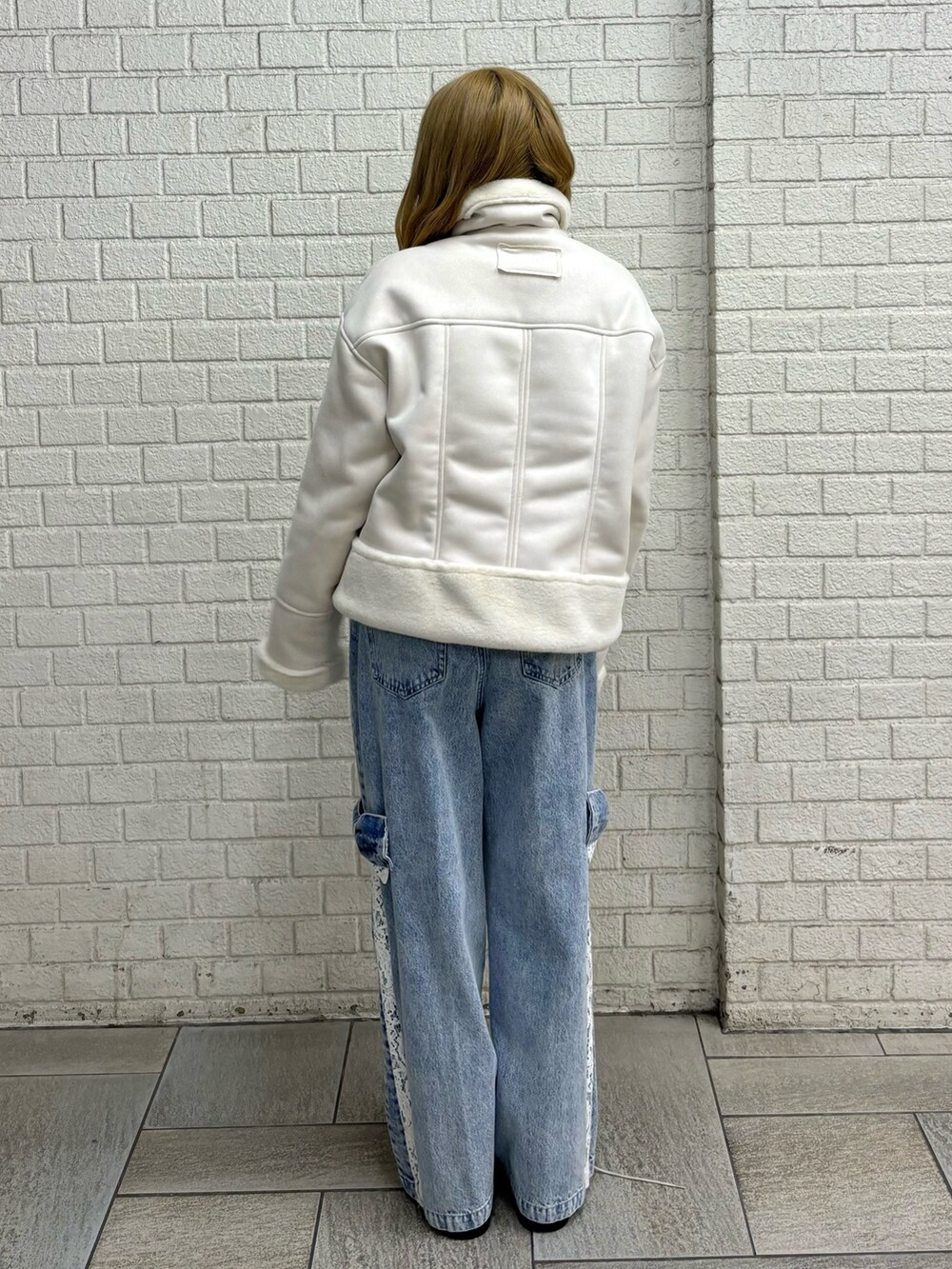 その他のブルゾン、ブルー系のデニムパンツ、ブラック系のブーツを着用したレディースの秋コーディネートの4枚目の写真