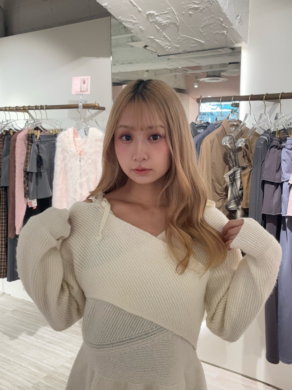 ホワイト系のワンピース、ブラウン系のブーツを着用したレディースの秋コーディネートの5枚目の写真