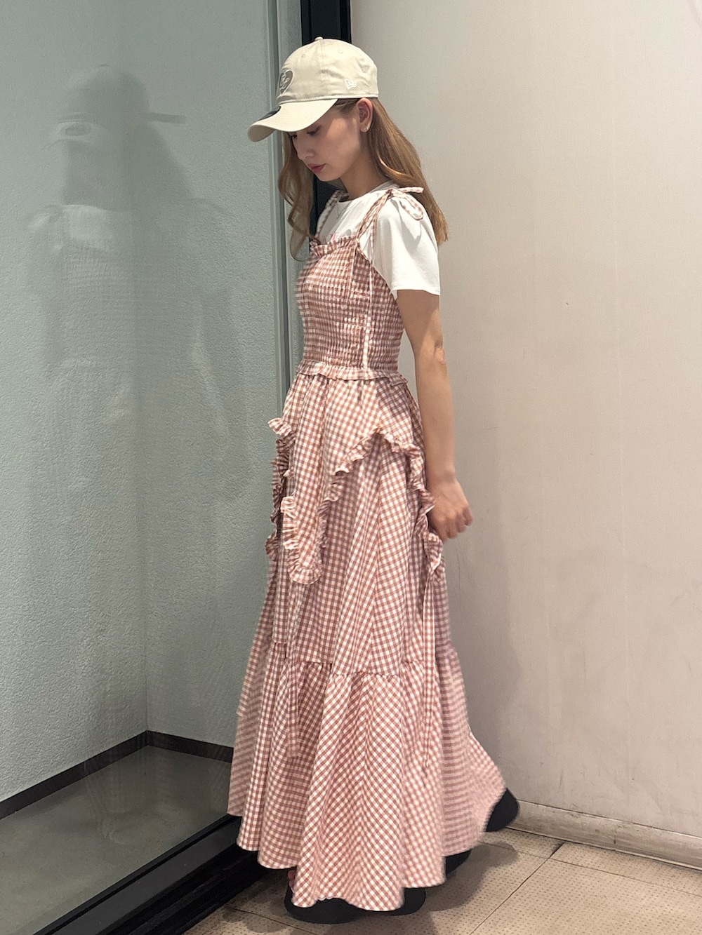 ピンク系のワンピース、ホワイト系のTシャツ/カットソー、ホワイト系のサンダルを着用したレディースの夏コーディネートの5枚目の写真