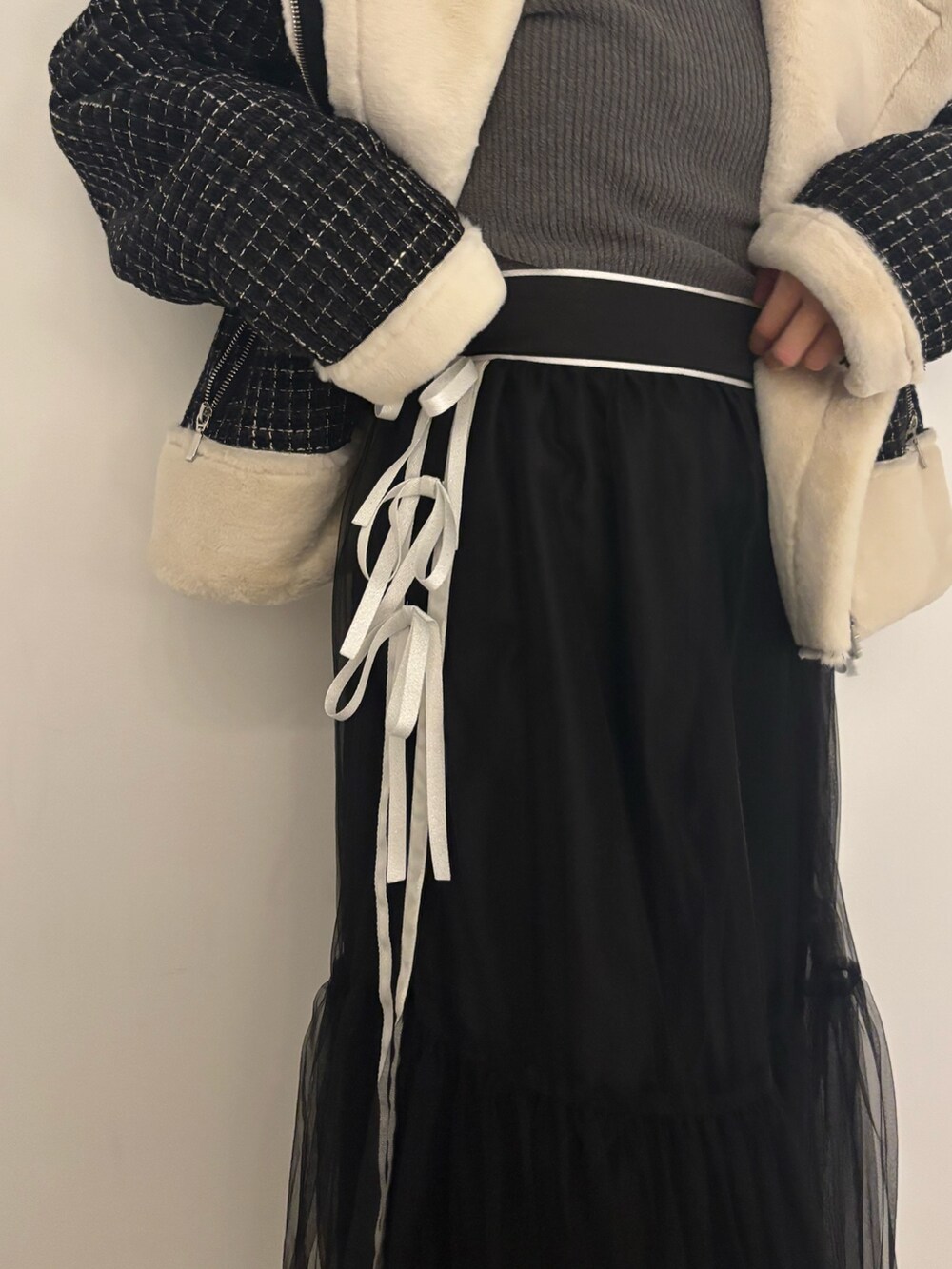 ホワイト系のスカート、その他のブルゾン、グレー系のニット/セーターを着用したレディースの冬コーディネートの7枚目の写真