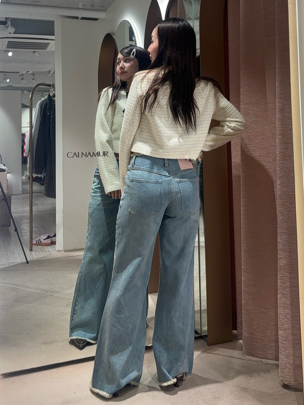 ブルー系のその他パンツ、ホワイト系のカーディガン/ボレロ、ブラウン系のサンダルを着用したレディースの冬コーディネートの3枚目の写真