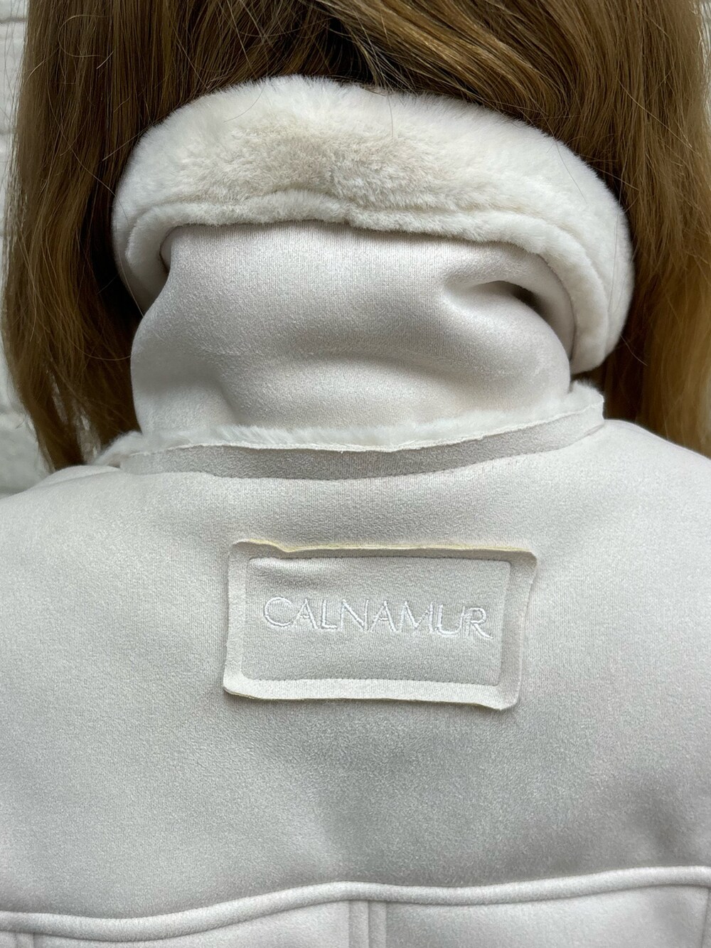 その他のブルゾン、ブルー系のデニムパンツ、ブラック系のブーツを着用したレディースの秋コーディネートの8枚目の写真