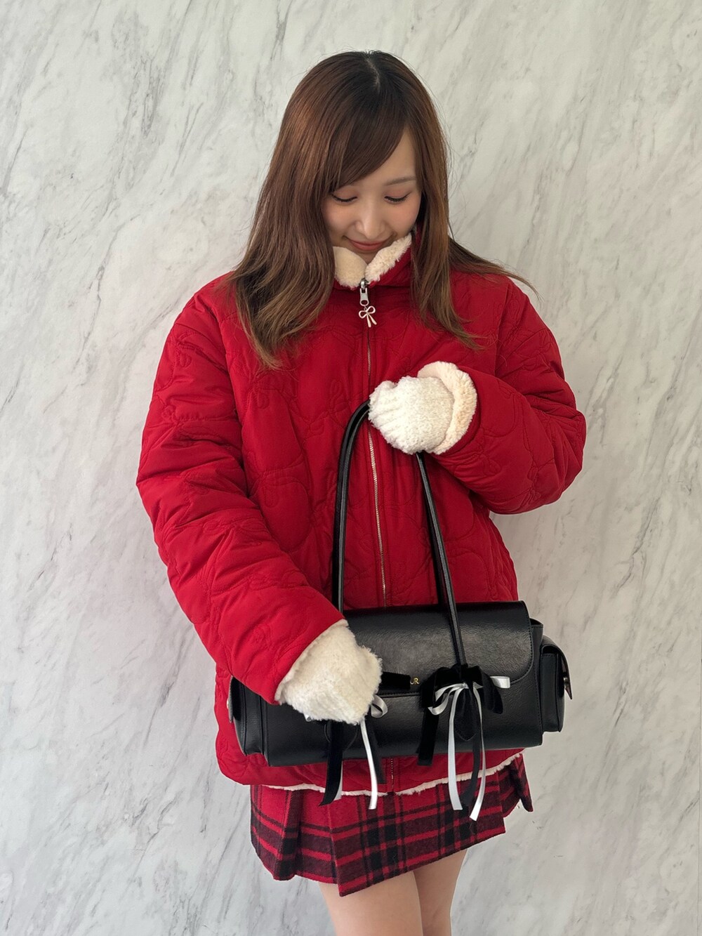 ブラック系のハンドバッグ、ブラック系のブーツ、レッド系のその他アウターを着用したレディースの夏コーディネートの5枚目の写真