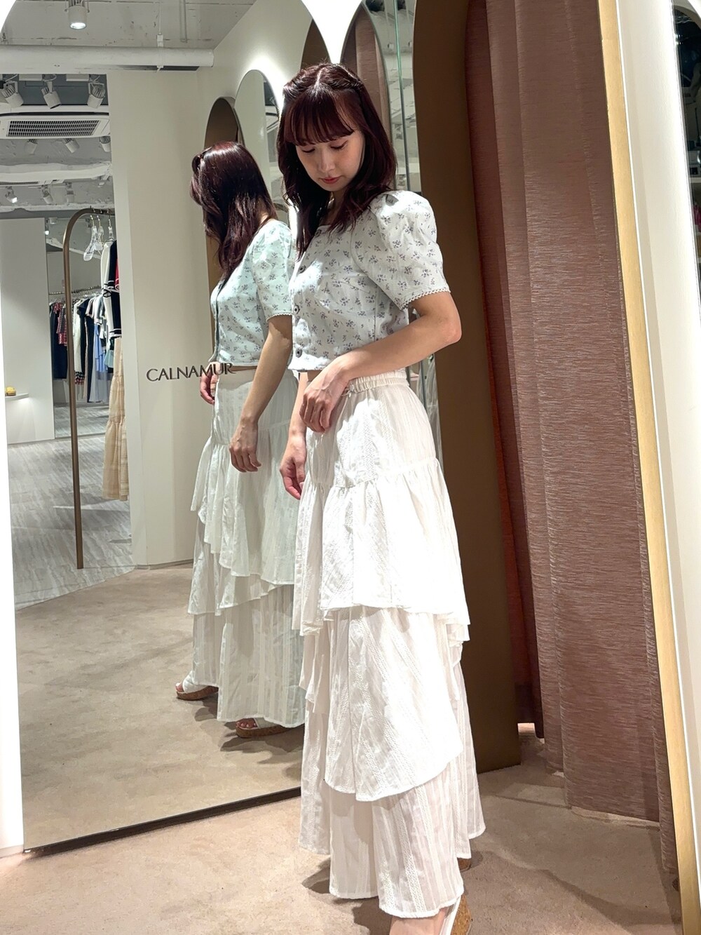 ホワイト系のスカート、ブルー系のシャツ/ブラウスを着用したレディースの春コーディネートの3枚目の写真