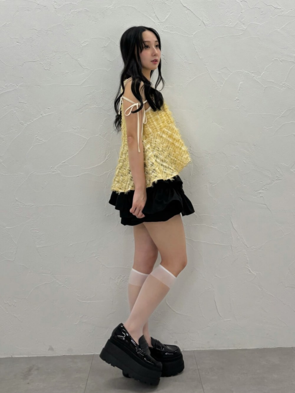 ブラック系のその他パンツ、イエロー系のシャツ/ブラウスを着用したレディースの夏コーディネートの3枚目の写真