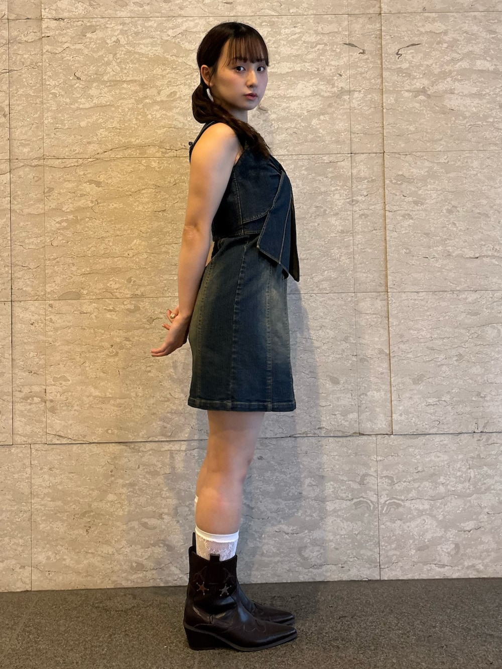 ブルー系のワンピース、ブルー系のキャミソール、ブラウン系のブーツを着用したレディースの春コーディネートの2枚目の写真