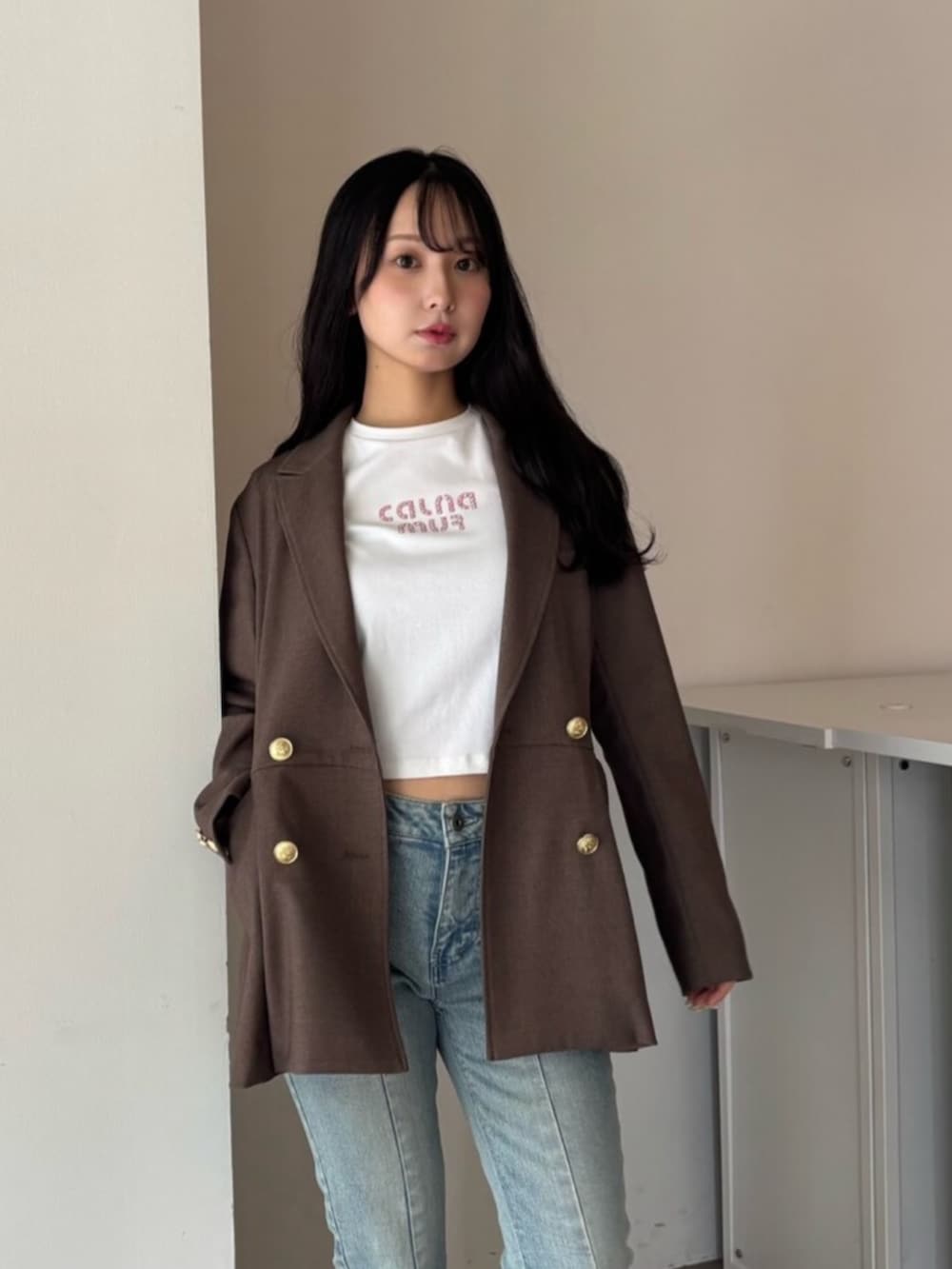 ホワイト系のTシャツ/カットソー、ブルー系のその他パンツ、ブラウン系のローファーを着用したレディースの夏コーディネートの2枚目の写真
