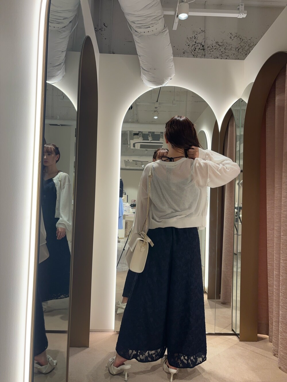 ブルー系のつなぎ/オールインワン、ホワイト系のカーディガン/ボレロ、ホワイト系のハンドバッグを着用したレディースの夏コーディネートの5枚目の写真