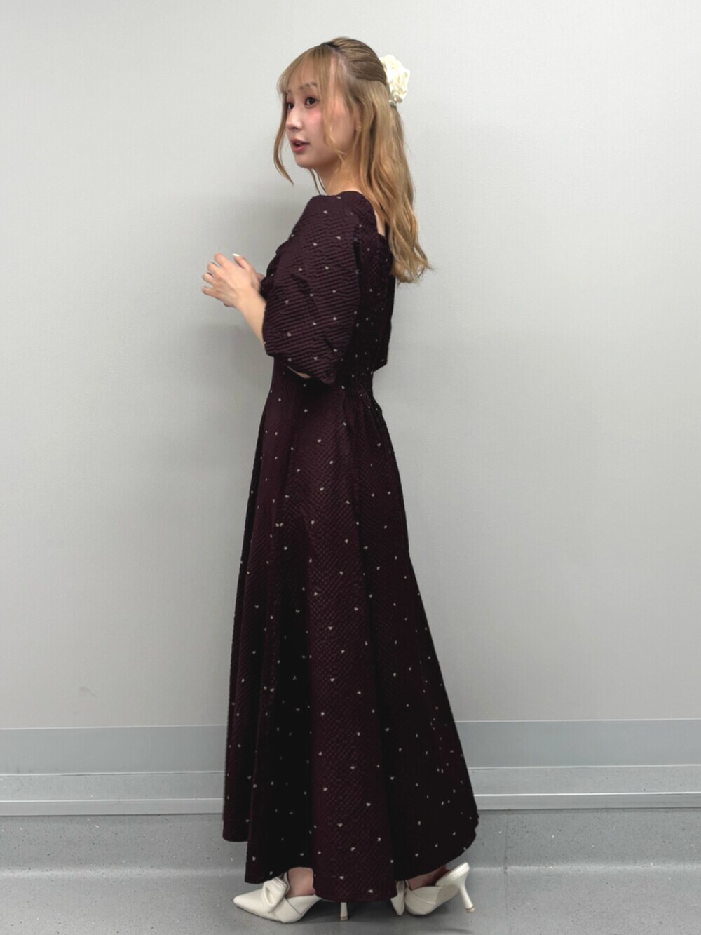 ホワイト系のサンダル、ベージュ系のワンピース、イエロー系のバレッタ/ヘアクリップを着用したレディースの夏コーディネートの4枚目の写真