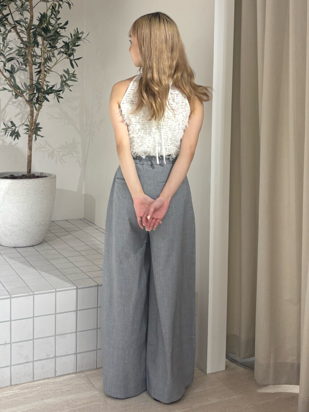 ブラック系のサンダル、グレー系のその他パンツ、ホワイト系のシャツ/ブラウスを着用したレディースの夏コーディネートの3枚目の写真