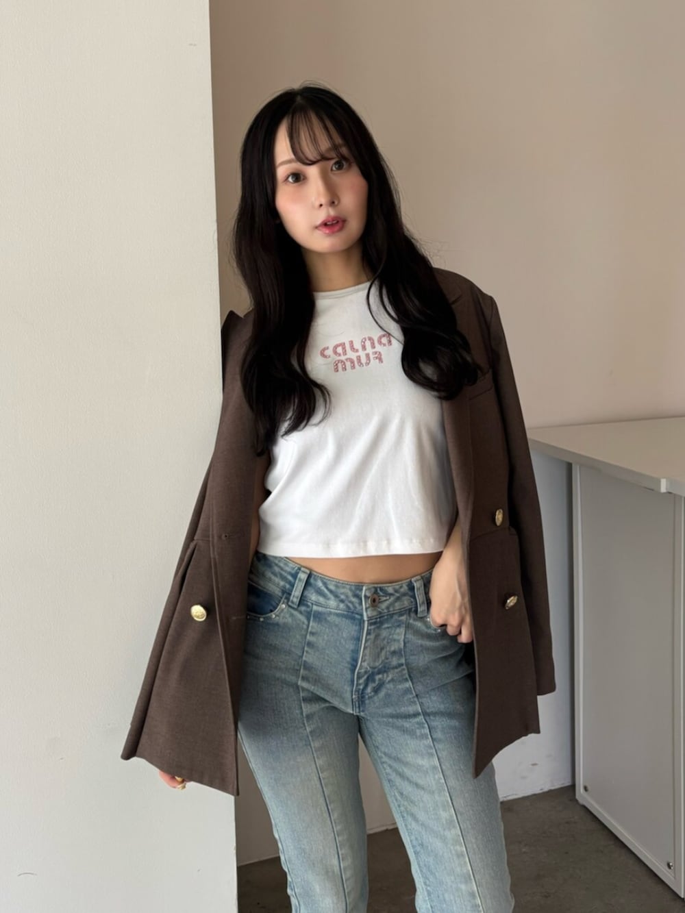 ホワイト系のTシャツ/カットソー、ブルー系のその他パンツ、ブラウン系のローファーを着用したレディースの夏コーディネートの7枚目の写真