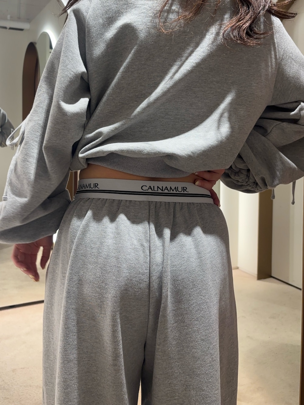 グレー系のその他パンツ、グレー系のスウェットを着用したレディースの春コーディネートの5枚目の写真