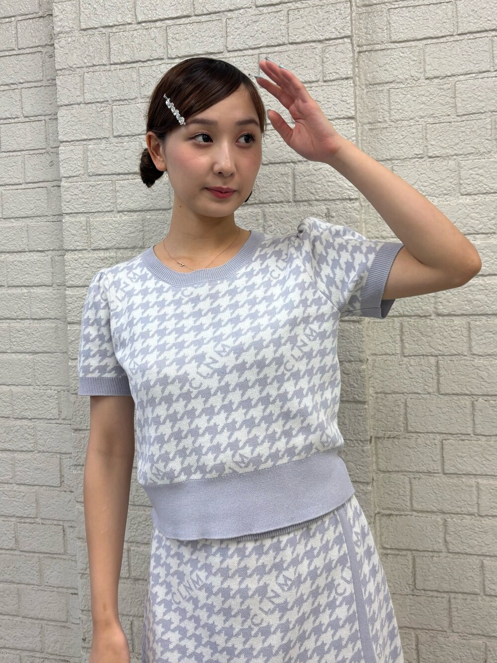 ブルー系のスカート、ブルー系のニット/セーターを着用したレディースの夏コーディネートの7枚目の写真
