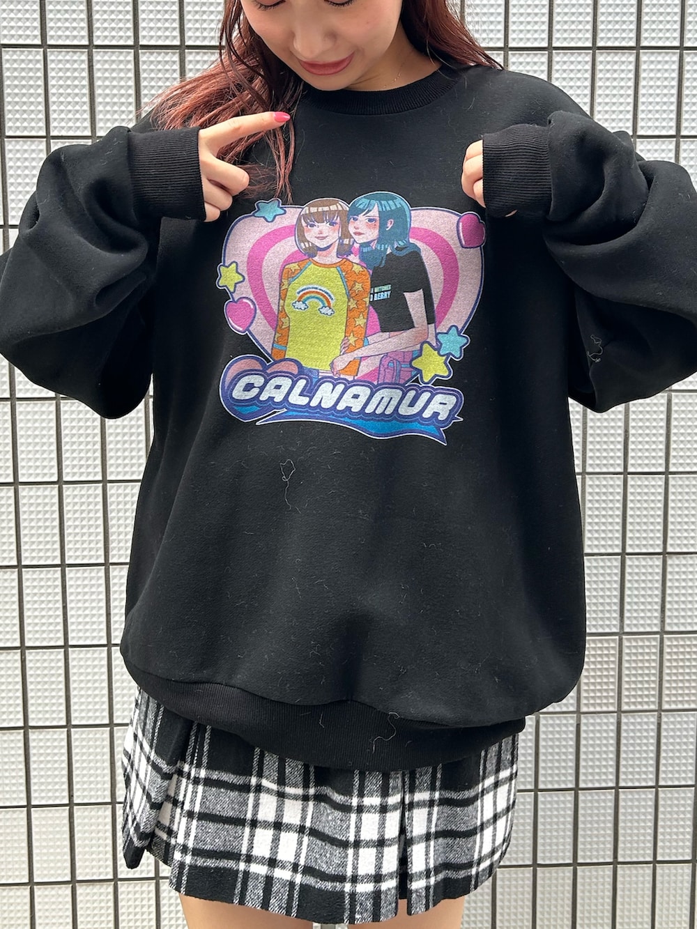 ブラック系のスウェット、レッド系のスカートを着用したレディースの秋コーディネートの4枚目の写真