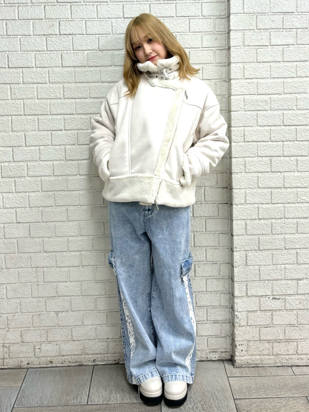 その他のブルゾン、ブルー系のデニムパンツ、ブラック系のブーツを着用したレディースの秋コーディネートの2枚目の写真