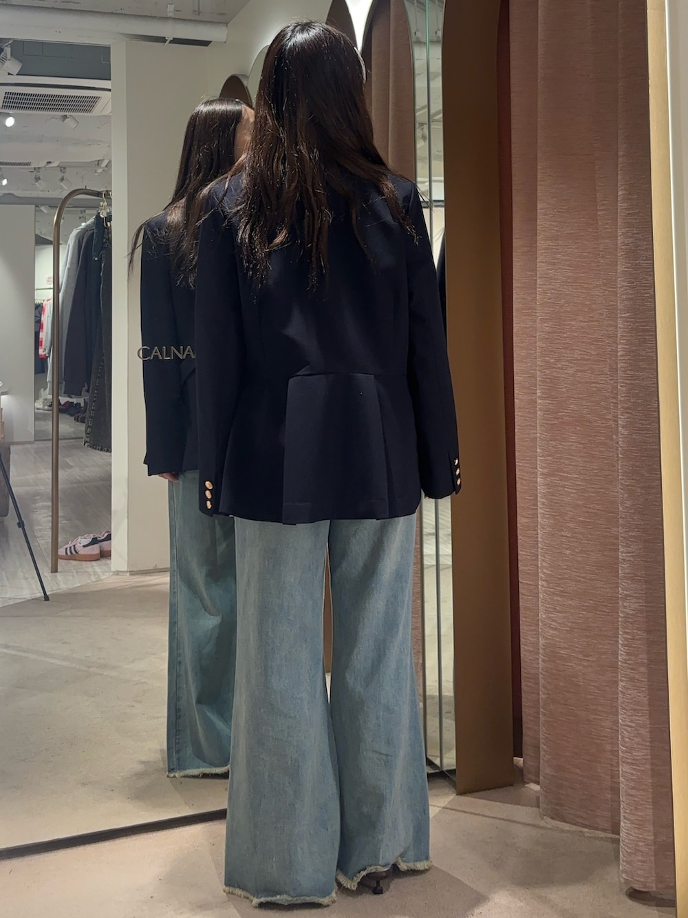 ブルー系のノーカラージャケット、ブルー系のその他パンツ、ピンク系のニット/セーターを着用したレディースの冬コーディネートの3枚目の写真