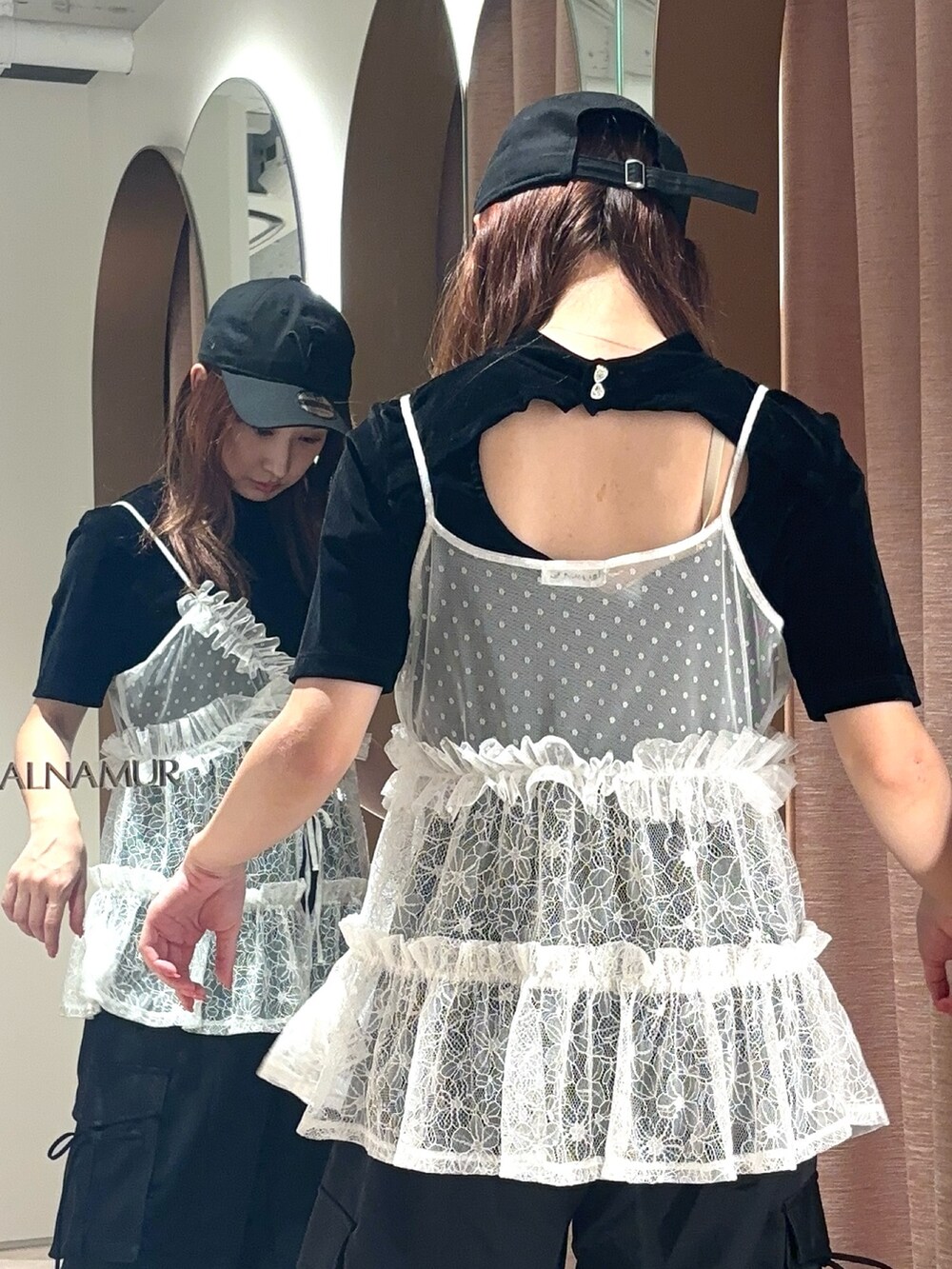ホワイト系のキャミソール、ブラック系のTシャツ/カットソー、ブラック系のその他パンツを着用したレディースの夏コーディネートの4枚目の写真