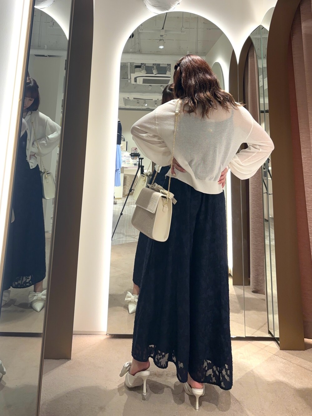 ブルー系のつなぎ/オールインワン、ホワイト系のカーディガン/ボレロ、ホワイト系のハンドバッグを着用したレディースの夏コーディネートの6枚目の写真