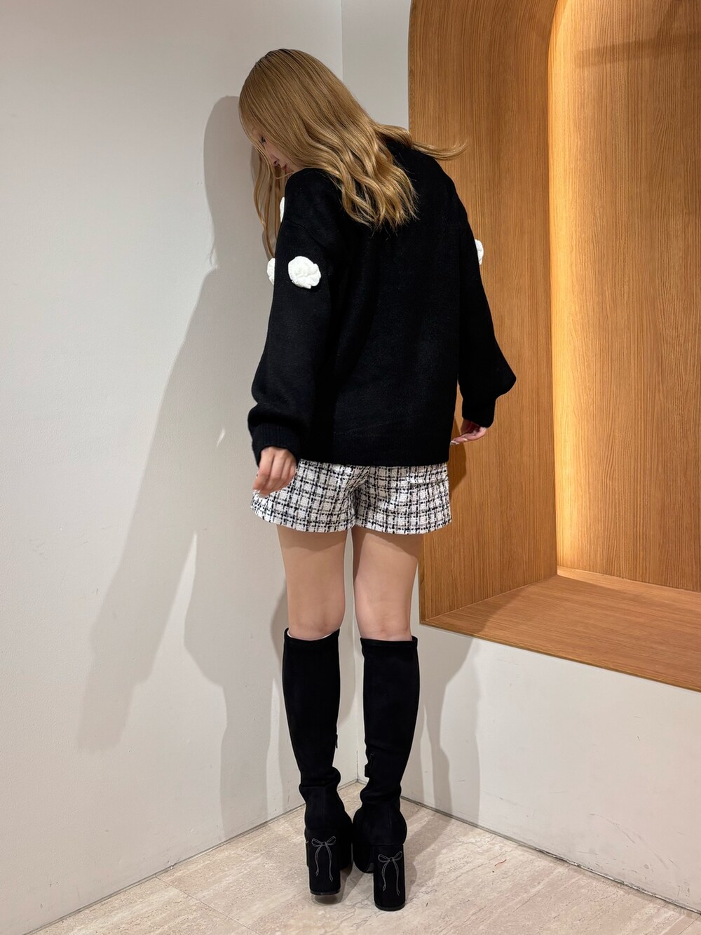 その他のその他パンツ、ブラック系のニット/セーター、ブラック系のブーツを着用したレディースの秋コーディネートの3枚目の写真