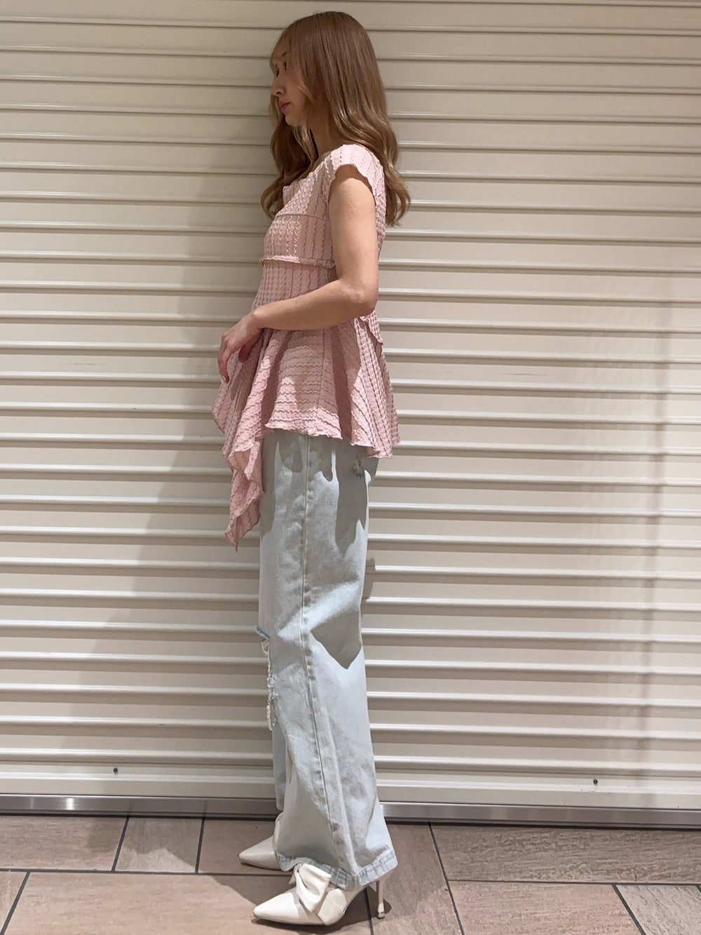 ピンク系のTシャツ/カットソー、ブルー系のデニムパンツ、ホワイト系のサンダルを着用したレディースの夏コーディネートの2枚目の写真