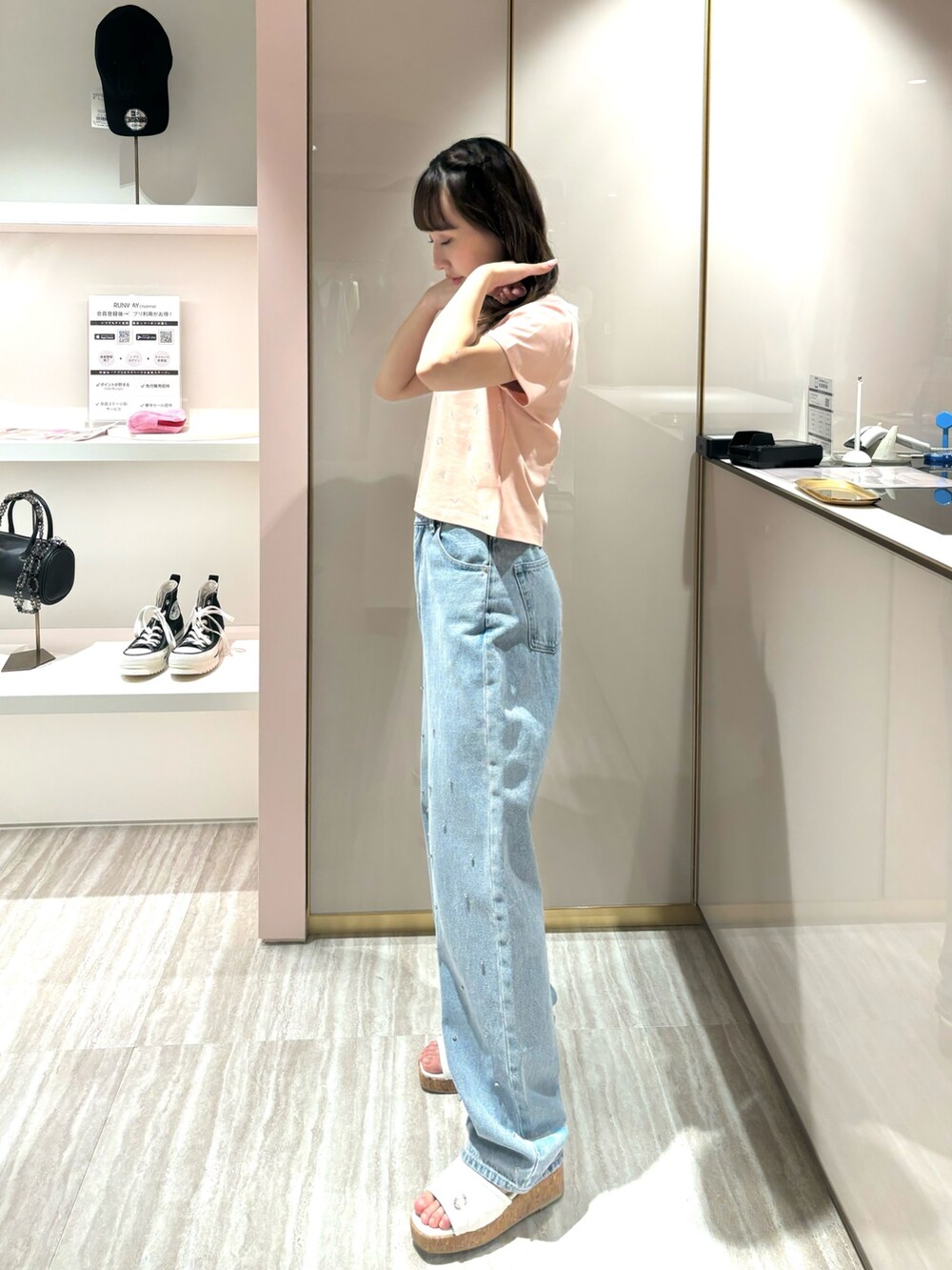 ブルー系のデニムパンツ、ピンク系のTシャツ/カットソー、イエロー系のサンダルを着用したレディースの春コーディネートの2枚目の写真