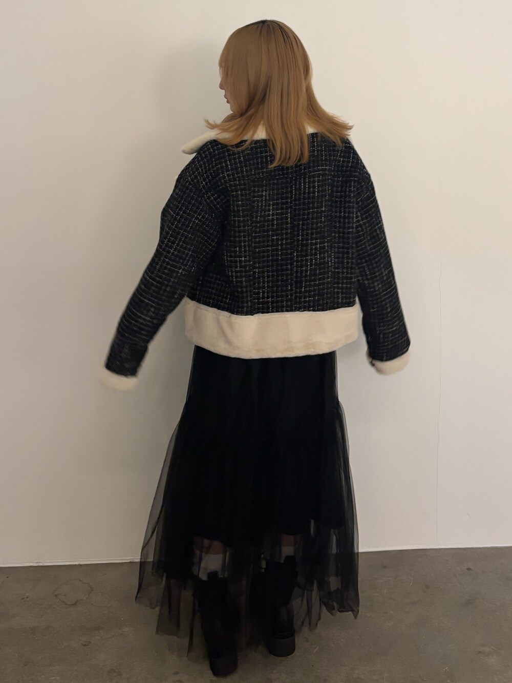 ホワイト系のスカート、その他のブルゾン、グレー系のニット/セーターを着用したレディースの冬コーディネートの4枚目の写真