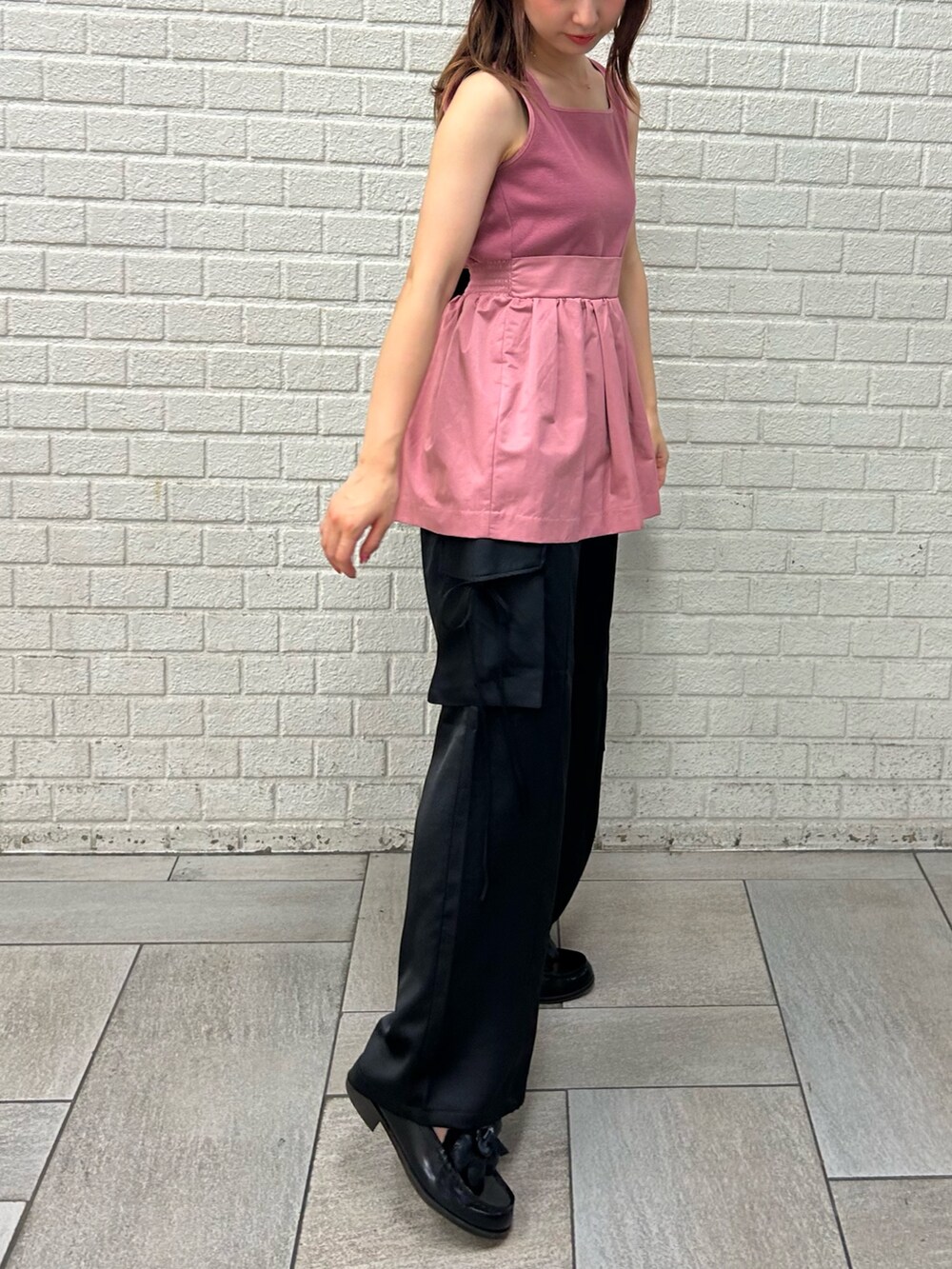 ブラック系のその他パンツ、ピンク系のTシャツ/カットソーを着用したレディースの夏コーディネートの3枚目の写真