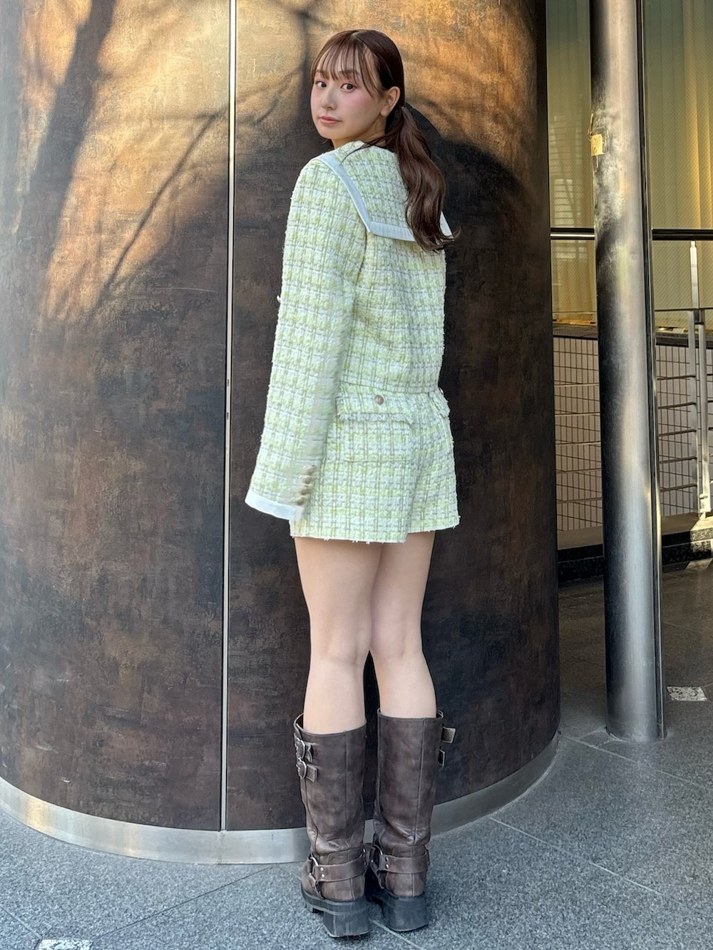 ブラウン系のブーツ、イエロー系のテーラードジャケット、イエロー系のその他パンツを着用したレディースの冬コーディネートの4枚目の写真