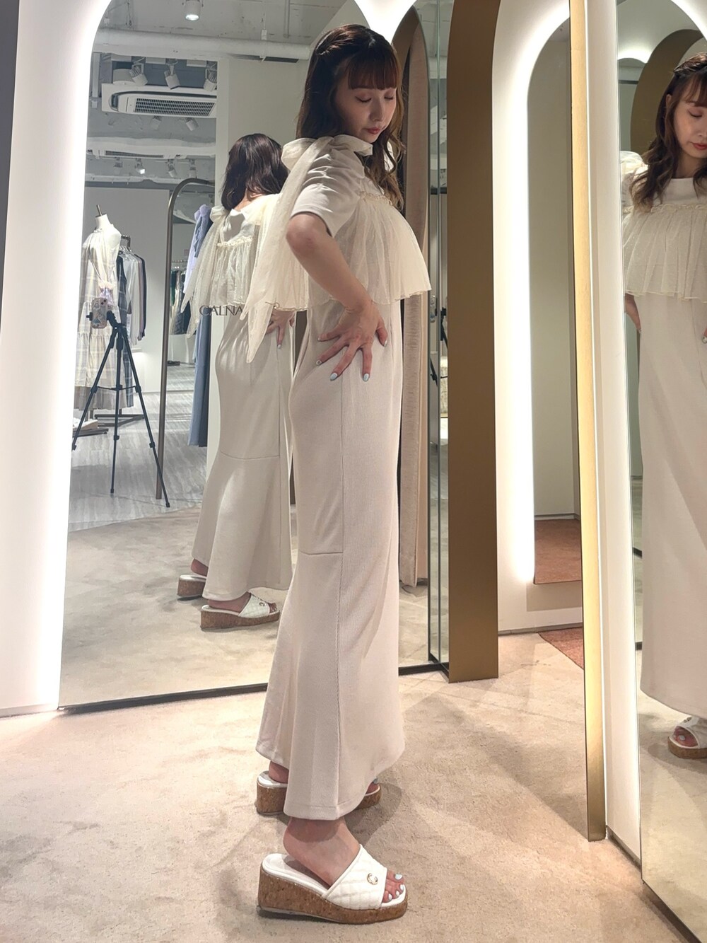 ベージュ系のワンピース、イエロー系のサンダルを着用したレディースの夏コーディネートの2枚目の写真