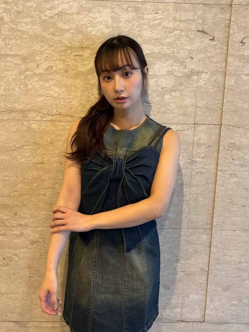 ブルー系のワンピース、ブルー系のキャミソール、ブラウン系のブーツを着用したレディースの春コーディネートの5枚目の写真