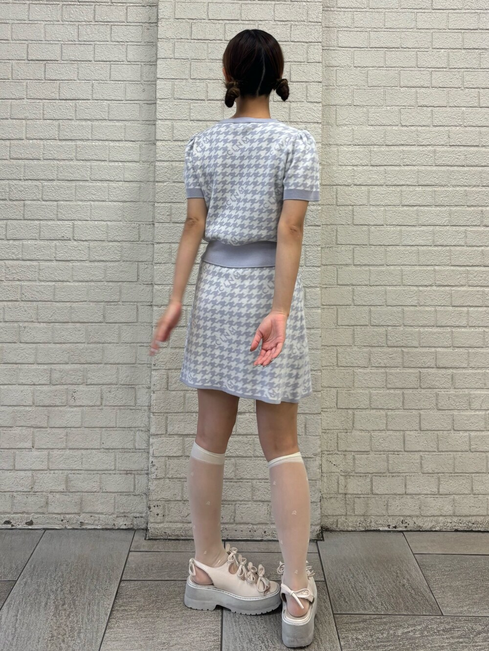 ブルー系のスカート、ブルー系のニット/セーターを着用したレディースの夏コーディネートの5枚目の写真