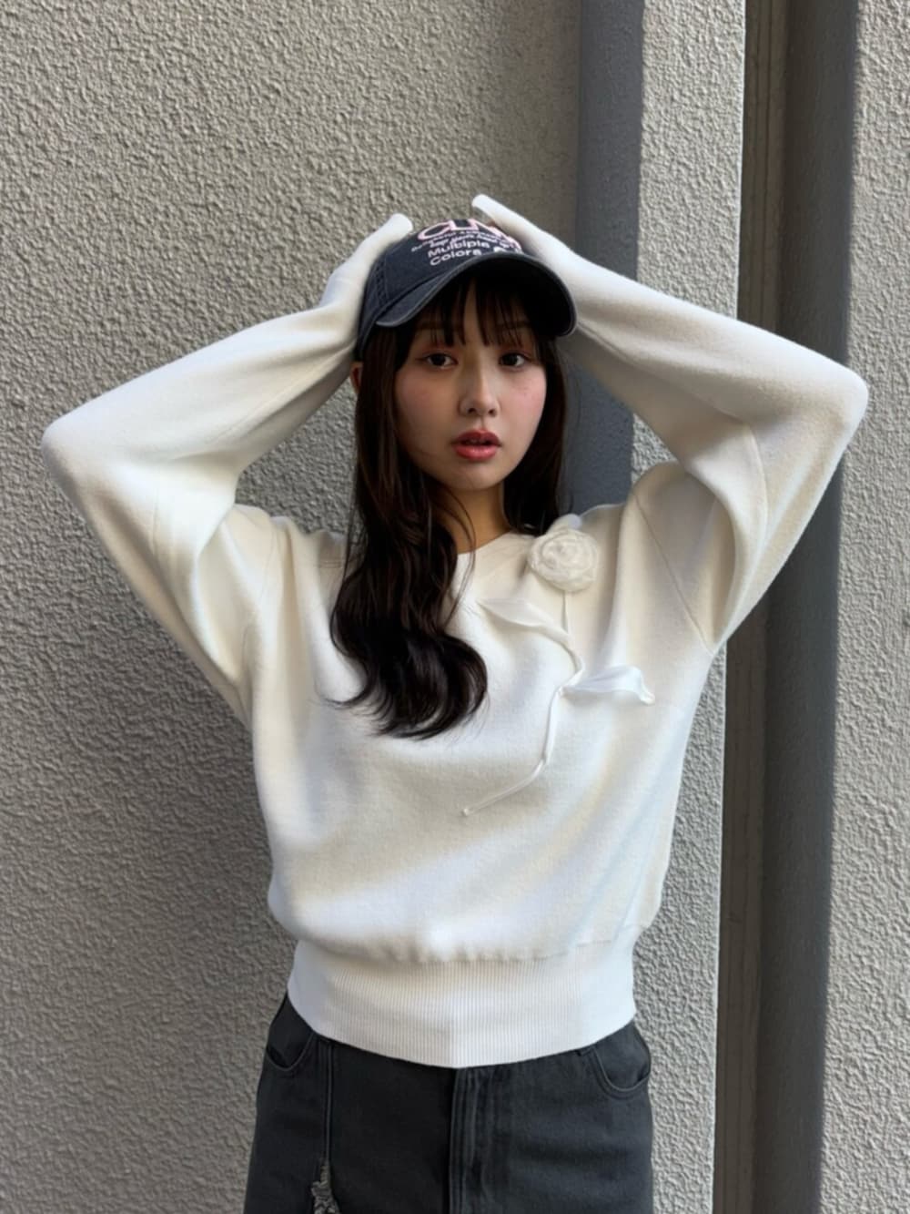 ホワイト系のニット/セーター、ブラック系のスカート、ブラック系のキャップを着用したレディースの冬コーディネートの5枚目の写真