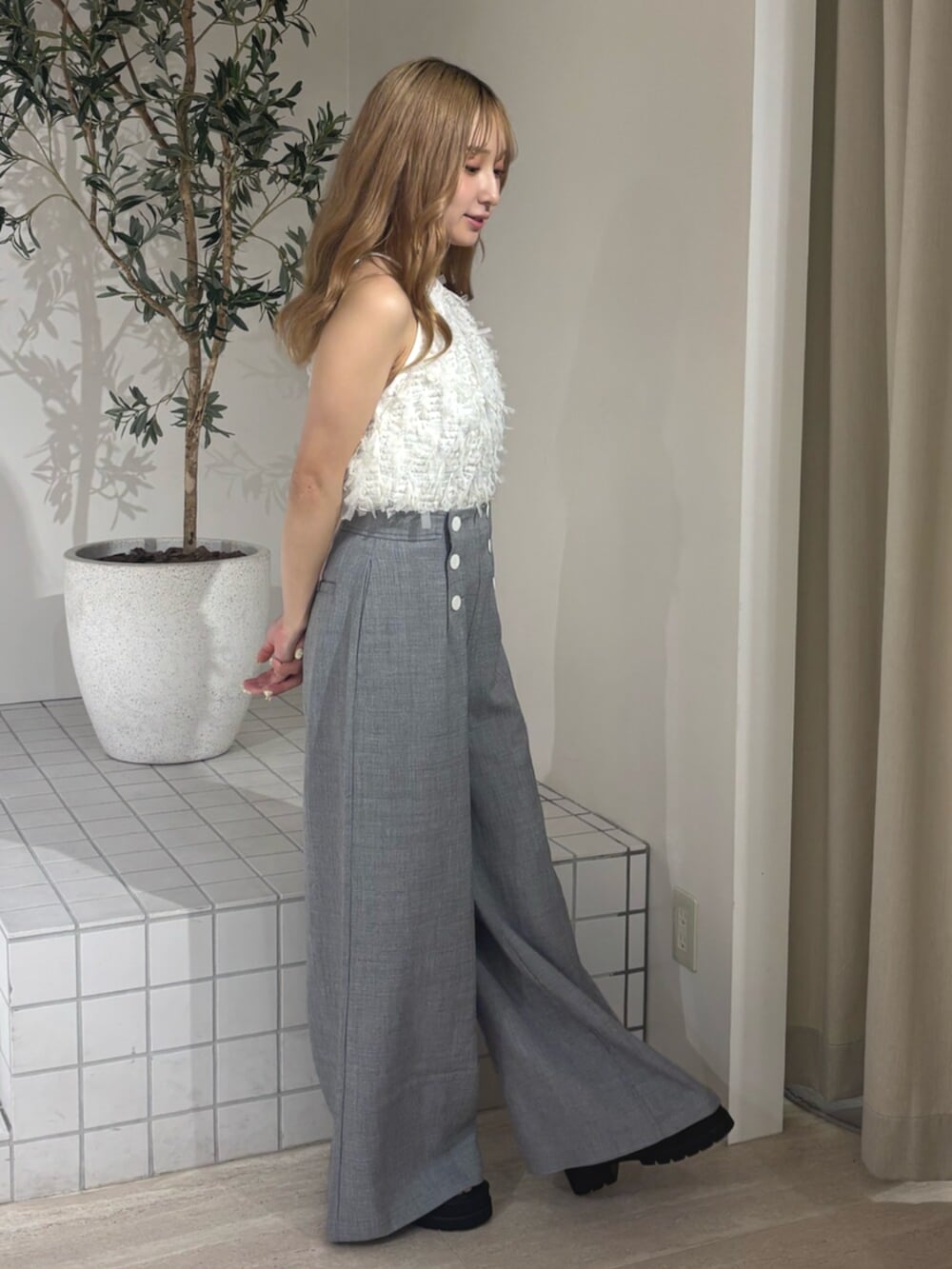 ブラック系のサンダル、グレー系のその他パンツ、ホワイト系のシャツ/ブラウスを着用したレディースの夏コーディネートの2枚目の写真