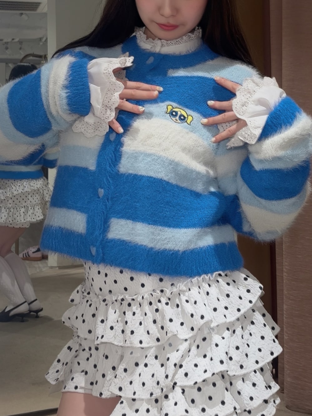 ホワイト系のその他パンツ、ブルー系のカーディガン/ボレロ、ホワイト系のシャツ/ブラウスを着用したレディースの冬コーディネートの4枚目の写真