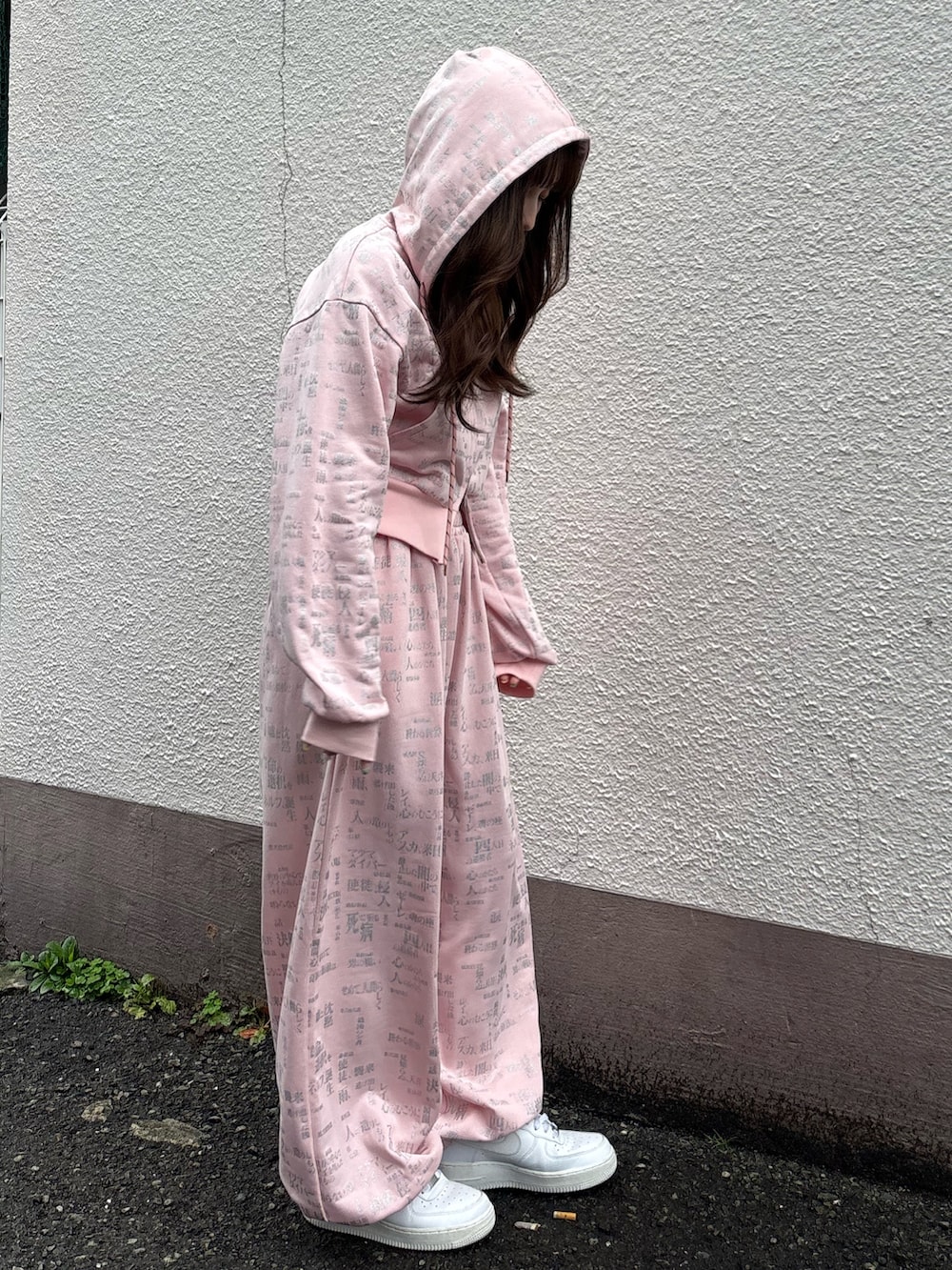 ピンク系のセットアップを着用したレディースの春コーディネートの2枚目の写真