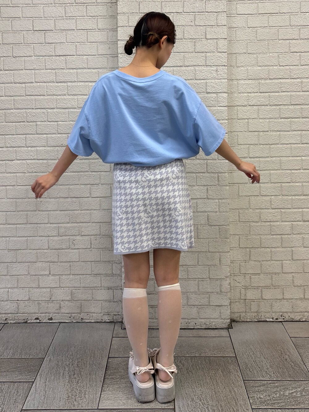 ブルー系のスカート、ブルー系のTシャツ/カットソーを着用したレディースの夏コーディネートの3枚目の写真