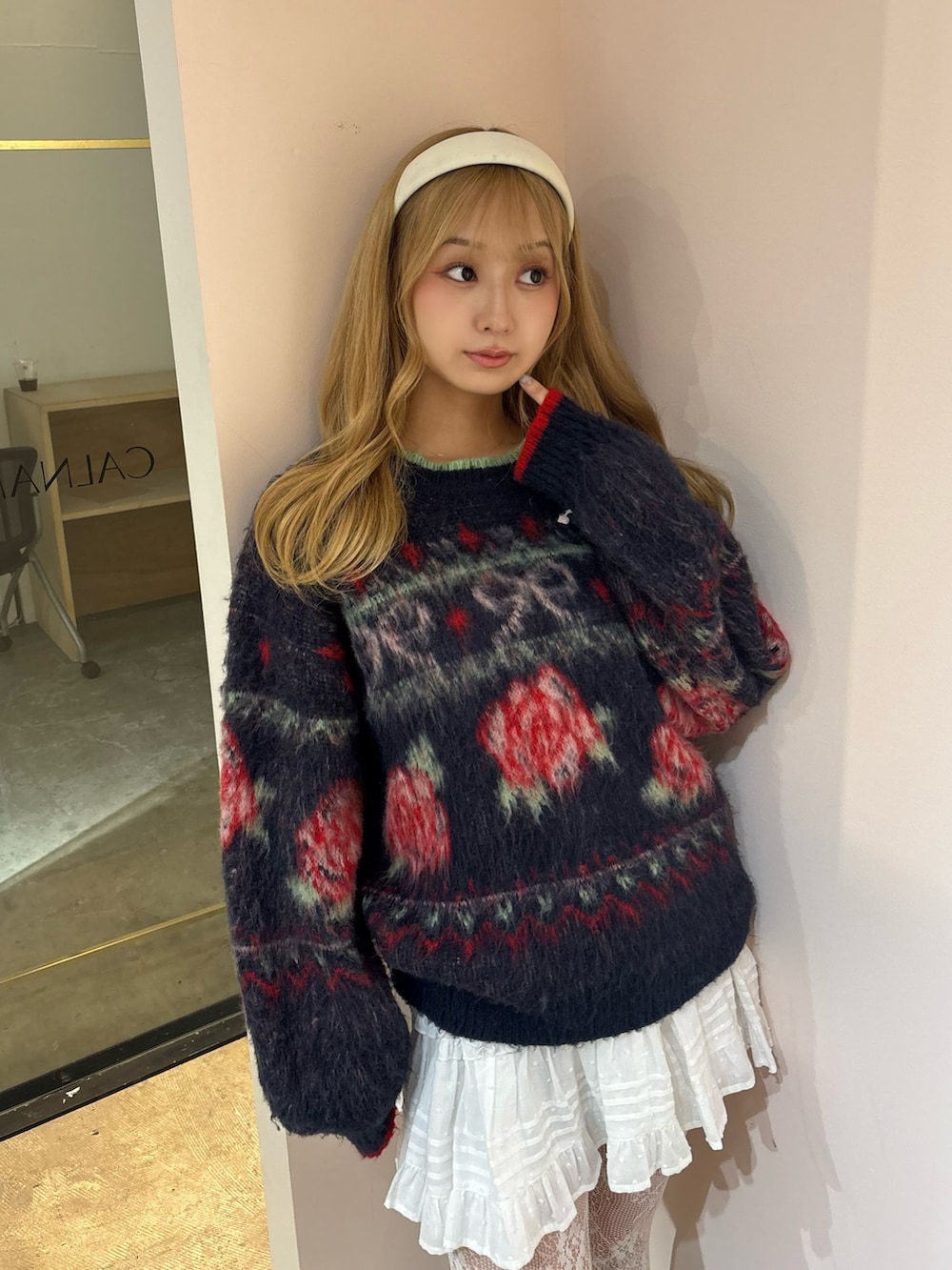 ホワイト系のスカート、ブルー系のニット/セーター、ブラウン系のブーツを着用したレディースの秋コーディネートの4枚目の写真