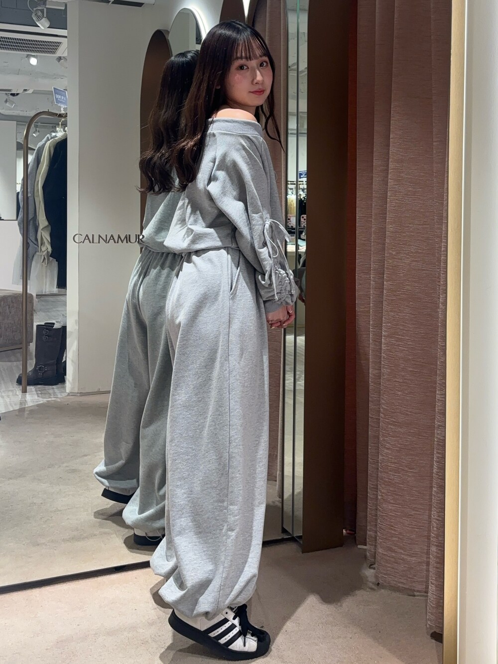 グレー系のその他パンツ、グレー系のスウェットを着用したレディースの春コーディネートの4枚目の写真