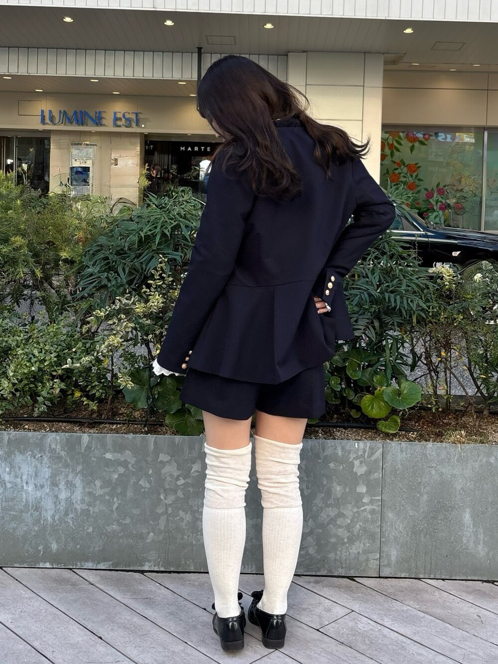 ブルー系のその他パンツ、ブルー系のノーカラージャケット、その他のシャツ/ブラウスを着用したレディースの冬コーディネートの4枚目の写真