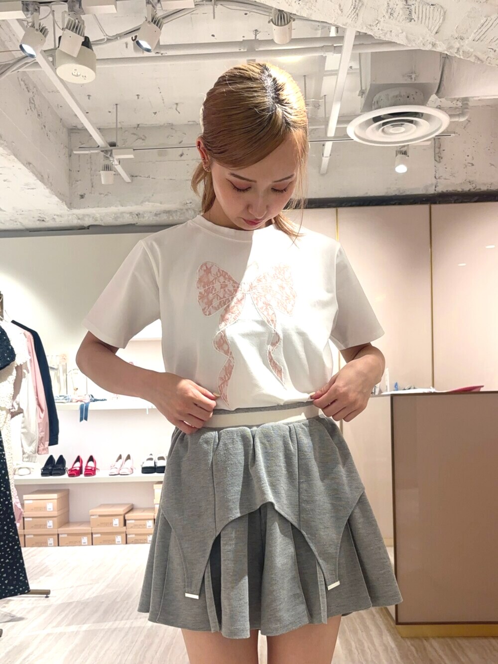 グレー系のワンピース、ホワイト系のTシャツ/カットソーを着用したレディースの夏コーディネートの6枚目の写真