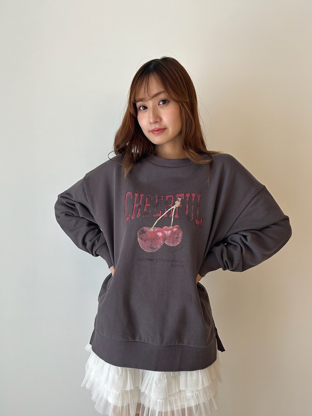 グレー系のスウェット、ホワイト系のローファー、ホワイト系のスカートを着用したレディースの秋コーディネートの4枚目の写真