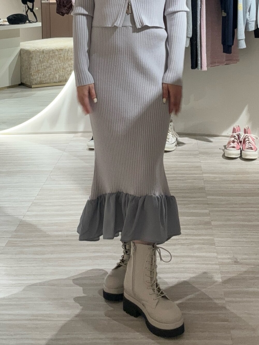 グレー系のワンピース、ブラック系のブーツを着用したレディースの秋コーディネートの8枚目の写真