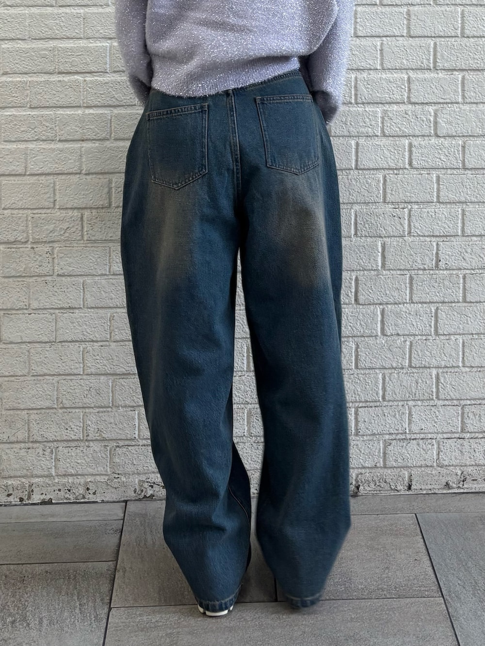 ブルー系のデニムパンツ、パープル系のニット/セーターを着用したレディースの冬コーディネートの7枚目の写真