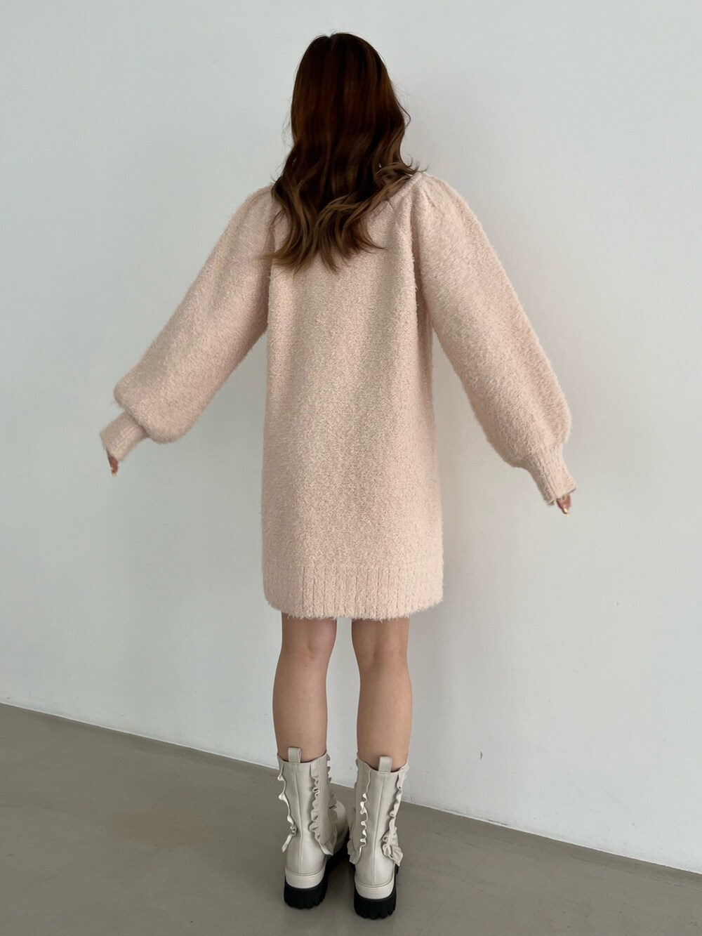 ホワイト系のワンピース、ホワイト系のブーツを着用したレディースの秋コーディネートの4枚目の写真