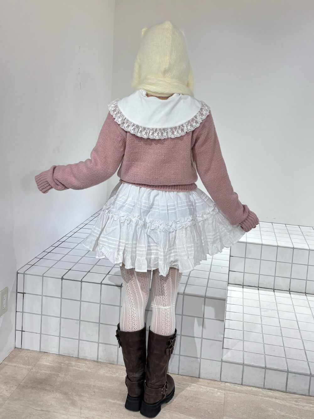 ホワイト系のスカート、ピンク系のニット/セーター、ホワイト系のTシャツ/カットソーを着用したレディースの秋コーディネートの3枚目の写真