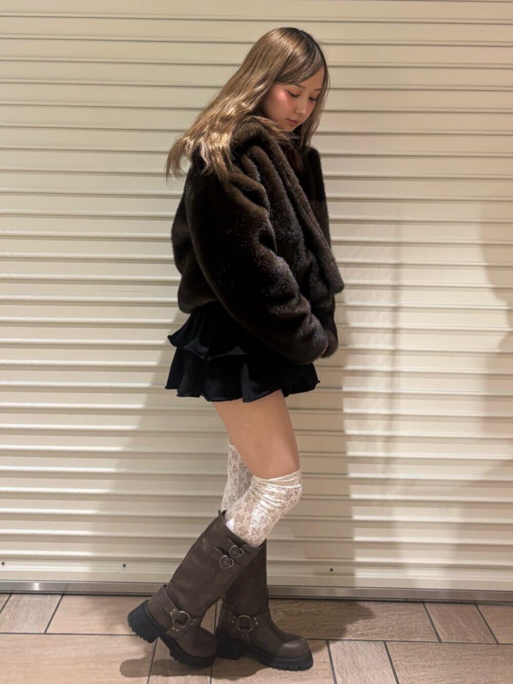 ブラウン系のブーツ、ブラック系のその他パンツ、ブラウン系のブルゾンを着用したレディースの秋コーディネートの2枚目の写真