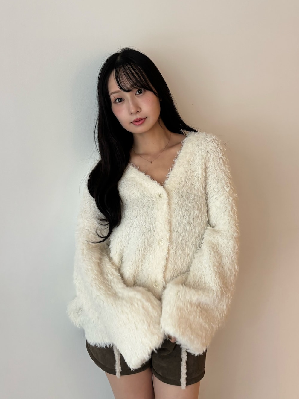 グレー系のその他パンツ、イエロー系のカーディガン/ボレロ、ブラウン系のブーツを着用したレディースの秋コーディネートの5枚目の写真