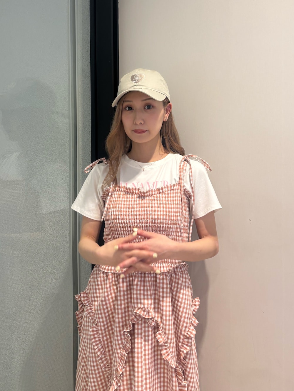 ピンク系のワンピース、ホワイト系のTシャツ/カットソー、ホワイト系のサンダルを着用したレディースの夏コーディネートの6枚目の写真