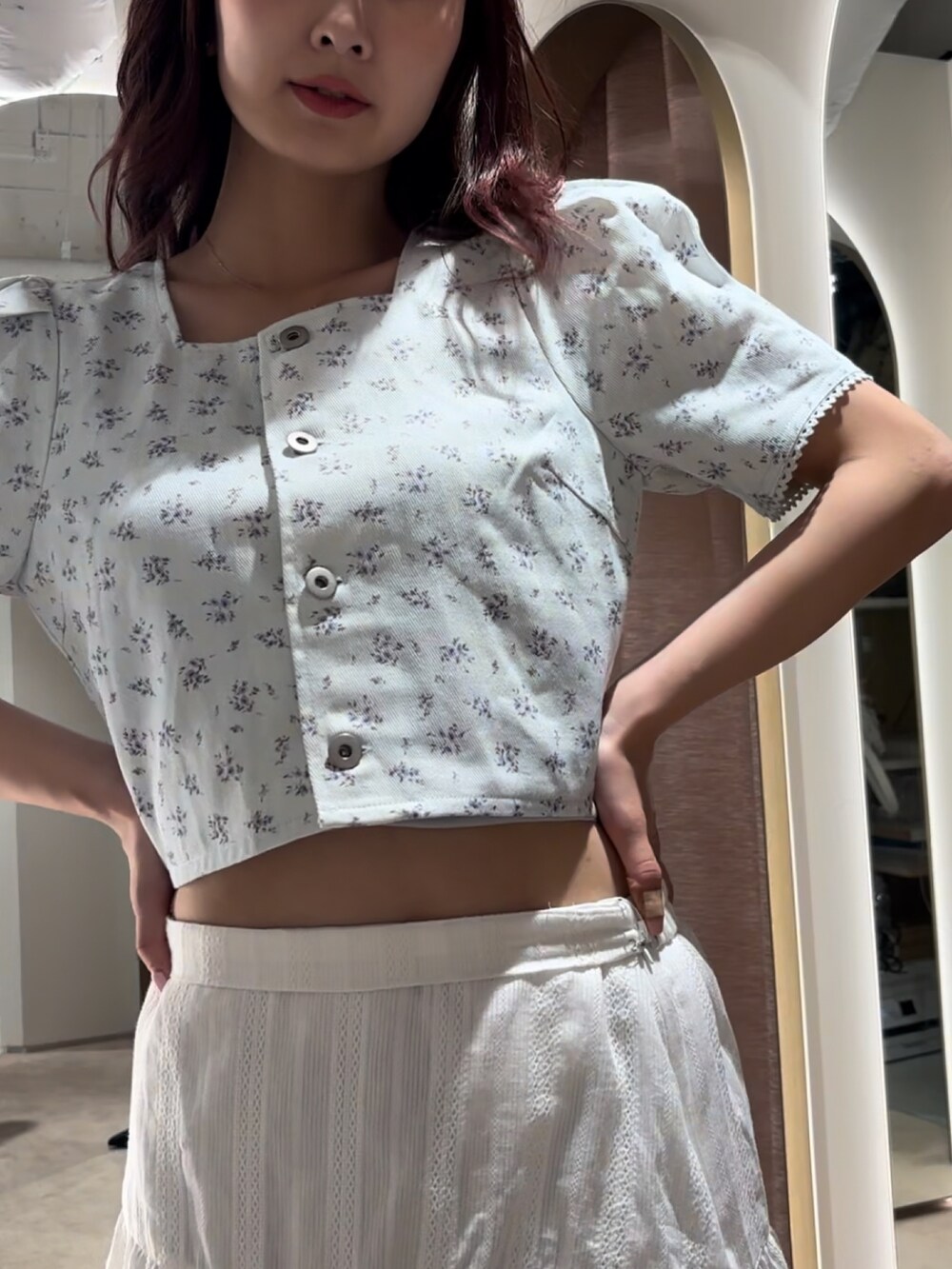 ホワイト系のスカート、ブルー系のシャツ/ブラウスを着用したレディースの春コーディネートの7枚目の写真