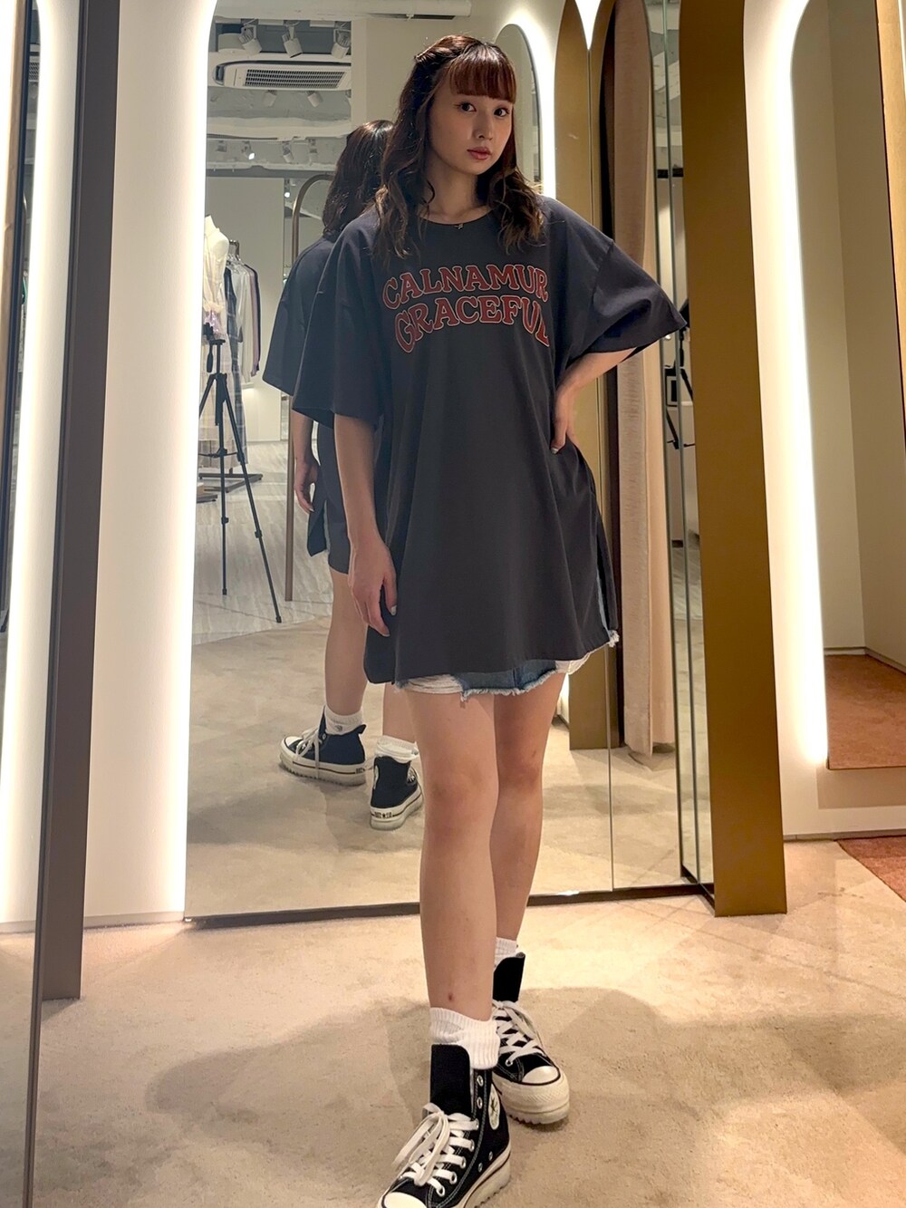 ブラック系のTシャツ/カットソー、ホワイト系のスニーカーを着用したレディースの夏コーディネートの2枚目の写真